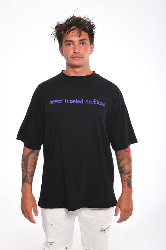 Never trusted SnÆkes Black Tee