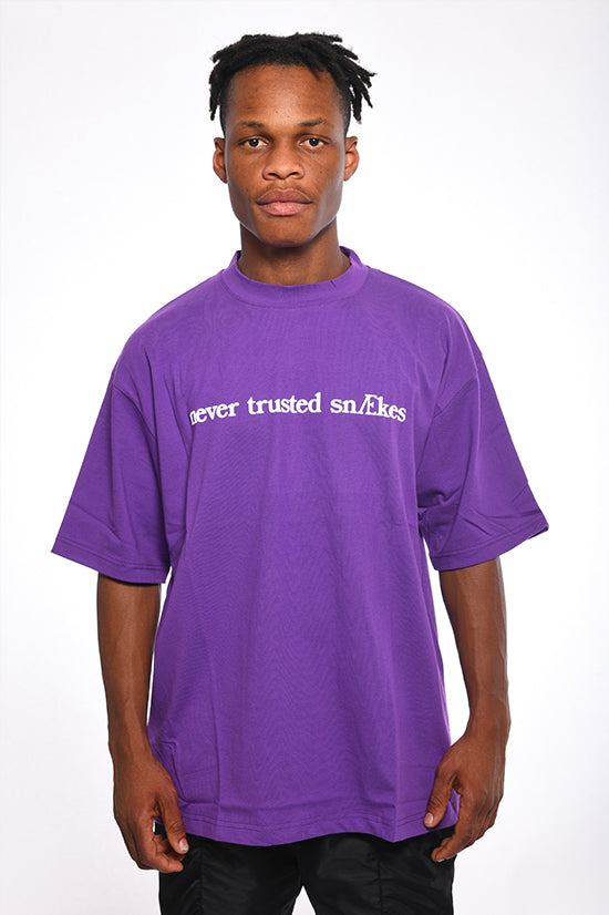 Never trusted SnÆkes Amethyst tee